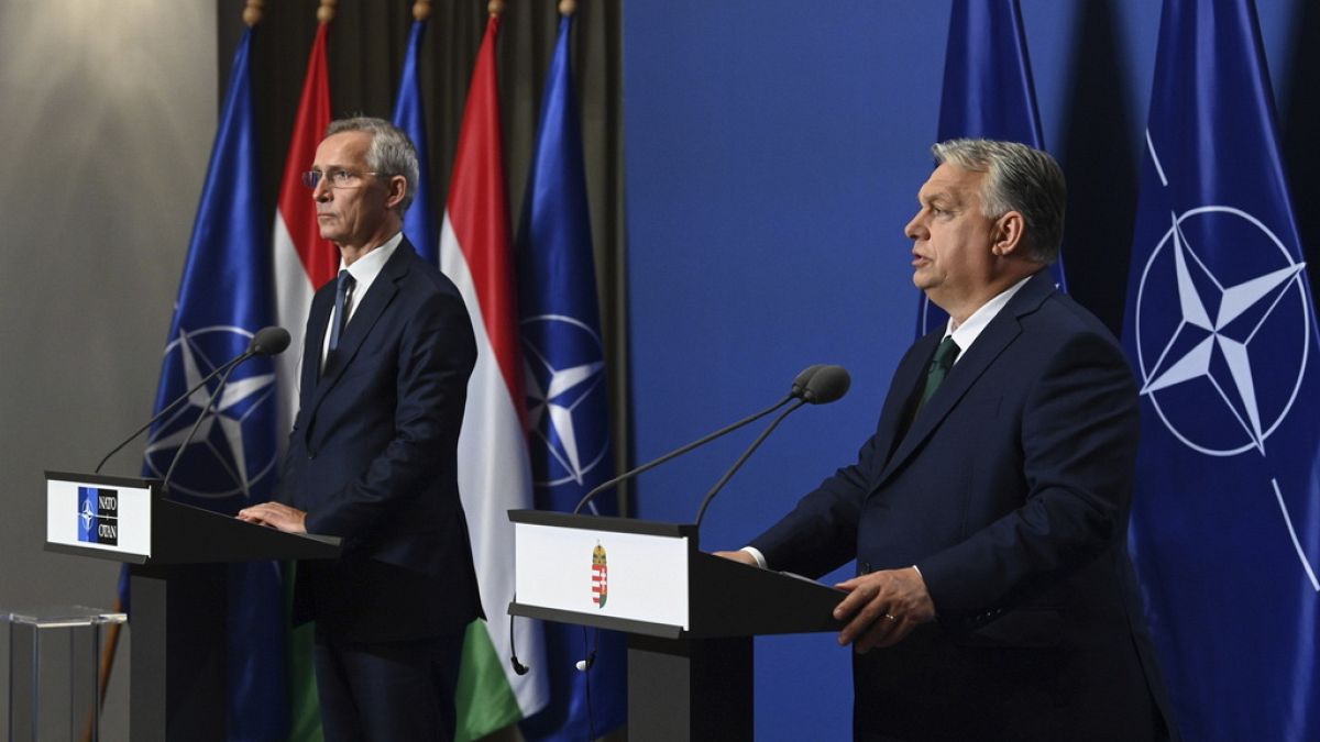 Il segretario generale della Nato Jens Stoltenberg insieme al primo ministro ungherese Viktor Orbán