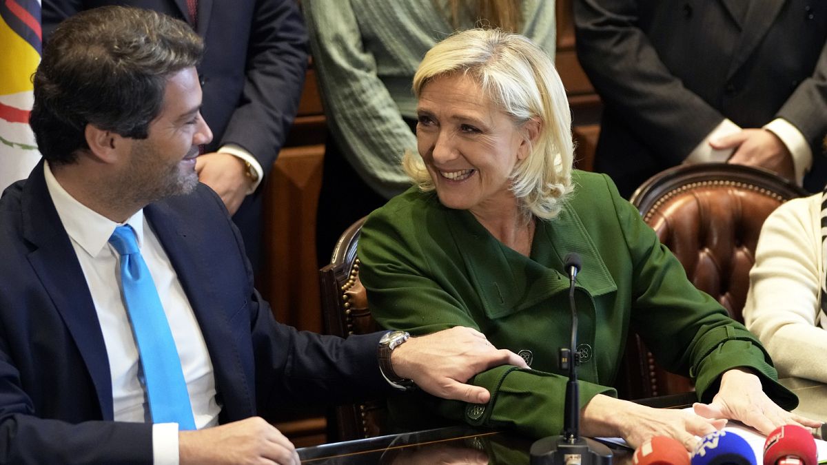 Marine Le Pen francia szélsőjobboldali vezető és Andre Ventura, a portugál Chega párt vezetője (balra) egymásra néznek a portugál parlamentben tartott sajtótájékoztatón.