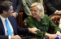La leader dell'estrema destra francese Marine Le Pen e Andre Ventura, leader del partito portoghese Chega, a sinistra, si guardano durante una conferenza stampa al parlamento portoghese