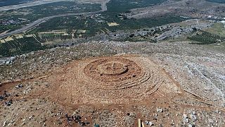 Les ruines d'un bâtiment situé au sommet d'une colline et vieux de 4 000 ans, récemment découvert sur l'île de Crète, sont vues d'en haut.