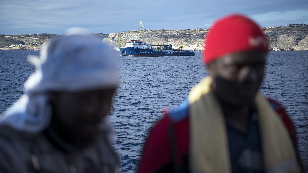 Ellentétes álláspont: az olasz bíróságok a kormánnyal szemben védik a menekülteket segítő civileket