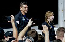 DOSYA - Jared Isaacman, solda ve Hayley Arceneaux, Cape Canaveral, Florida'daki Kennedy Uzay Merkezi'nde bir SpaceX Falcon 9 ile fırlatma için 39A fırlatma rampasına gitmeye hazırlanıyor.