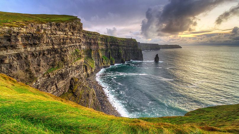 Besuchen Sie die Cliffs of Moher in Irland und genießen Sie die spektakuläre Aussicht.