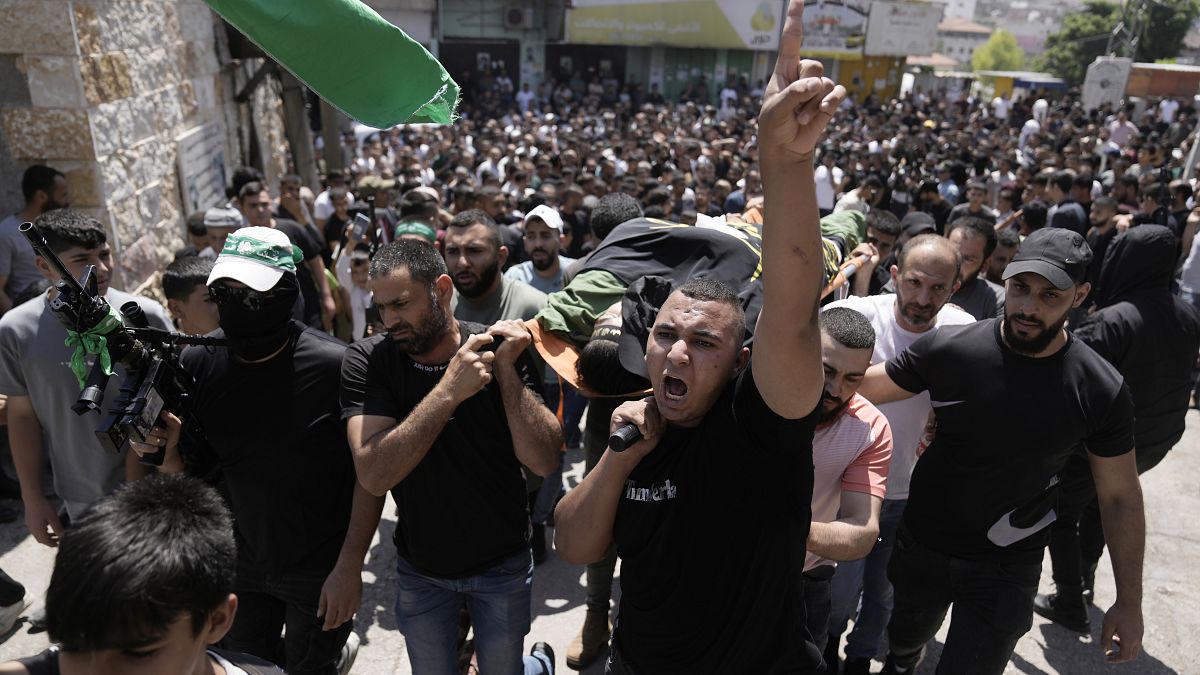 مشيعون يحملون جثمان مصطفى مرحي، أحد نشطاء حركة الجهاد الإسلامي الذين قُتلوا في غارة شنتها القوات الإسرائيلية في قرية كفر دان