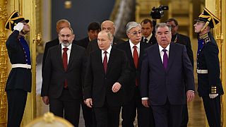 Ermenistan Başbakanı Nikol Paşinyan, Rusya Devlet Başkanı Vladimir Putin ile Moskova'daki KGAÖ toplantısında, 16 Mayıs 2022