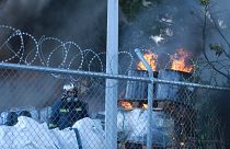 Πυροσβέστης επιχειρεί στην κατάσβεση της πυρκαγιάς σε εργοστάσιο στην Κάτω Κηφισιά