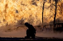 Пожарный работает над тушением пожара на газопроводе, поврежденном в результате российского ракетного обстрела, в Киеве, Украина, вторник, 2 января 2024 года.