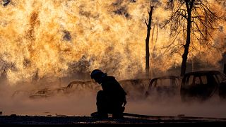 Un vigile del fuoco lavora per spegnere l'incendio di una conduttura del gas danneggiata da un attacco missilistico russo, Kiev, Ucraina, 2 gennaio 2024
