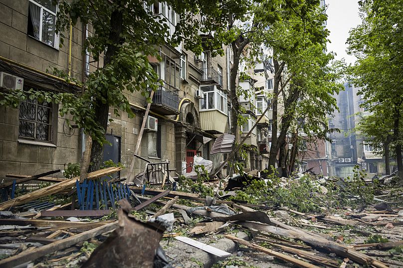Vue des dégâts causés par l'attaque russe sur un immeuble résidentiel à Dnipro, en Ukraine, le vendredi 19 avril 2024.