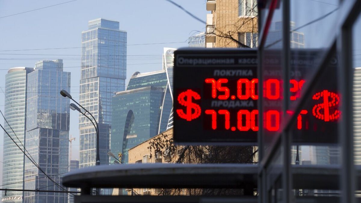 Bolsa de Moscovo suspende transações em dólares e euros