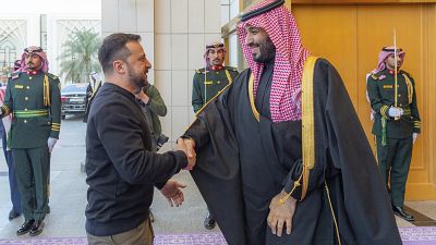 الرئيس الأوكراني فولوديمير زيلينسكي، مع ولي العهد السعودي الأمير محمد بن سلمان في الرياض، المملكة العربية السعودية، الثلاثاء، 27 فبراير 2024.