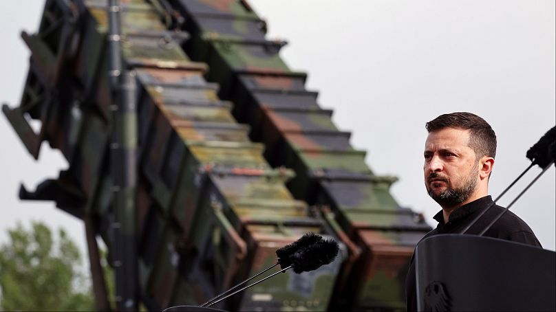 الرئيس الأوكراني فولوديمير زيلينسكي يقف أمام نظام صواريخ باتريوت للدفاع الجوي خلال زيارة إلى منطقة تدريب عسكري في ولاية بوميرانيا الغربية الألمانية، الثلاثاء 11 يونيو 2024،