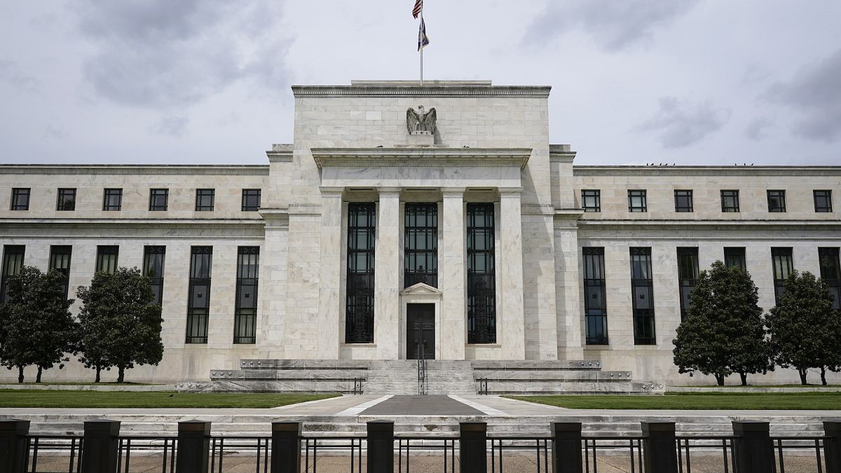 Фед поддържа лихвения процент в САЩ стабилен през юни, предупреждавайки за само едно възможно намаление тази година