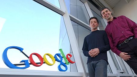 سرگی برین در سمت چپ، و لری پیج بنیان‌گذاران گوگل در دفتر مرکزی شرکت پنج شنبه، ۱۵ ژانویه ۲۰۰۴