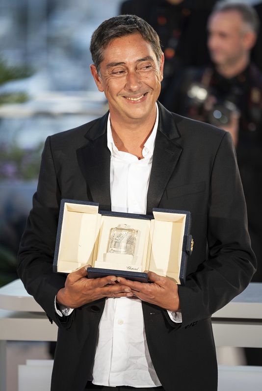 Miguel Gomes pose pour les photographes après la cérémonie de remise des prix du 77e festival international du cinéma, à Cannes, le samedi 25 mai 2024.