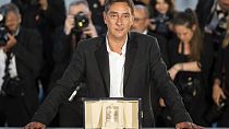 Miguel Gomes avec le prix à Cannes