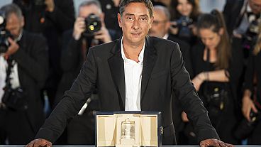 Miguel Gomes con el premio en Cannes.