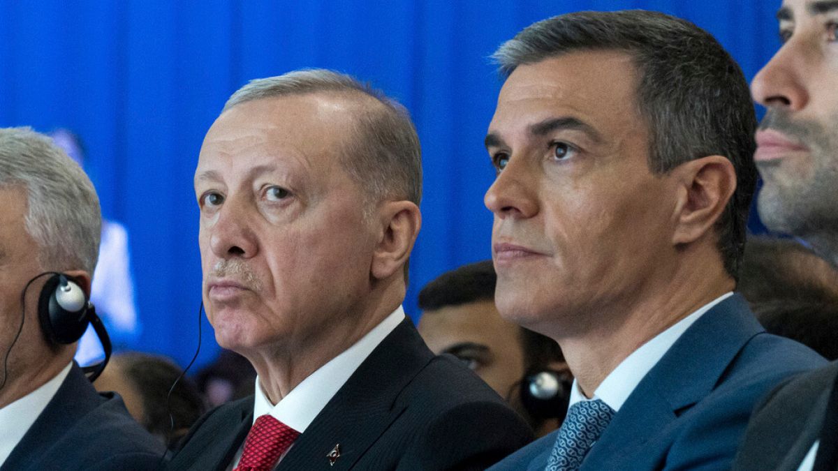 İspanya Başbakanı Pedro Sanchez, Madrid'deki bir toplantı sırasında Türkiye Cumhurbaşkanı Recep Tayyip Erdoğan'ın yanında oturuyor.