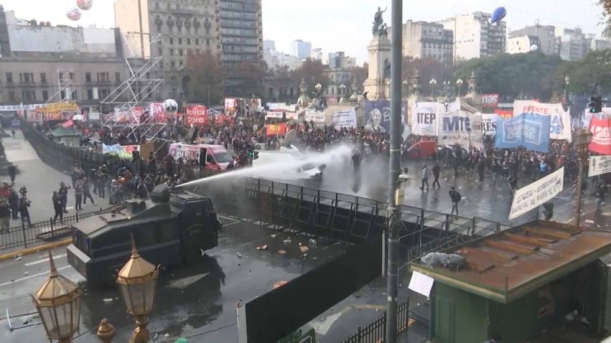 Manifestación siendo disuelta con un cañón de agua en Buenos Aires