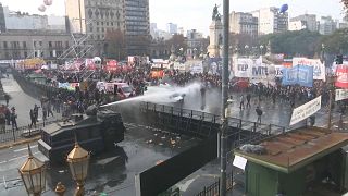 Manifestación siendo disuelta con un cañón de agua en Buenos Aires