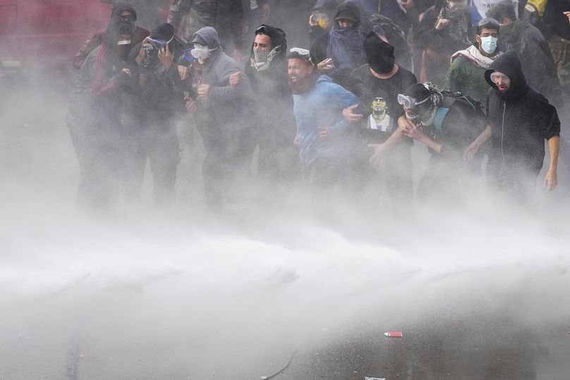 Cañón de agua usado contra manifestantes en Buenos Aires