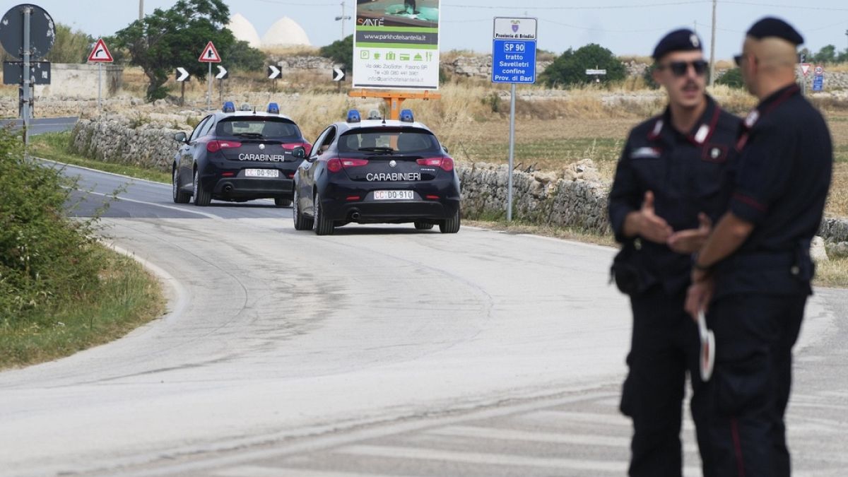رجال الشرطة الإيطاليين يقومون بدورية عند حاجز طريق بالقرب من بورجو إجنازيا، مكان انعقاد قمة مجموعة السبع في جنوب إيطاليا، 12 يونيو 2024