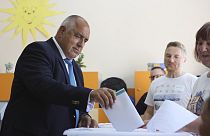 Der ehemalige bulgarische Ministerpräsident Bojko Borissow gibt seine Stimme in einem Wahllokal in Bankya ab, Sonntag, 9. Juni 2024.