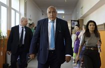 L'ex primo ministro bulgaro e leader del partito vincitore alle elezioni, Boyko Borissov, in un seggio a Bankya (9 giugno 2024)