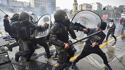 اشتباكات بين المتظاهرين والشرطة خارج الكونغرس في بوينس آيرس، الأرجنتين، 12 يونيو 2024 