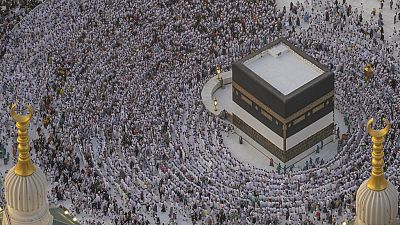 حجاج مسلمون يطوفون حول الكعبة، المبنى المكعب في المسجد الحرام، خلال موسم الحج السنوي في مكة، المملكة العربية السعودية