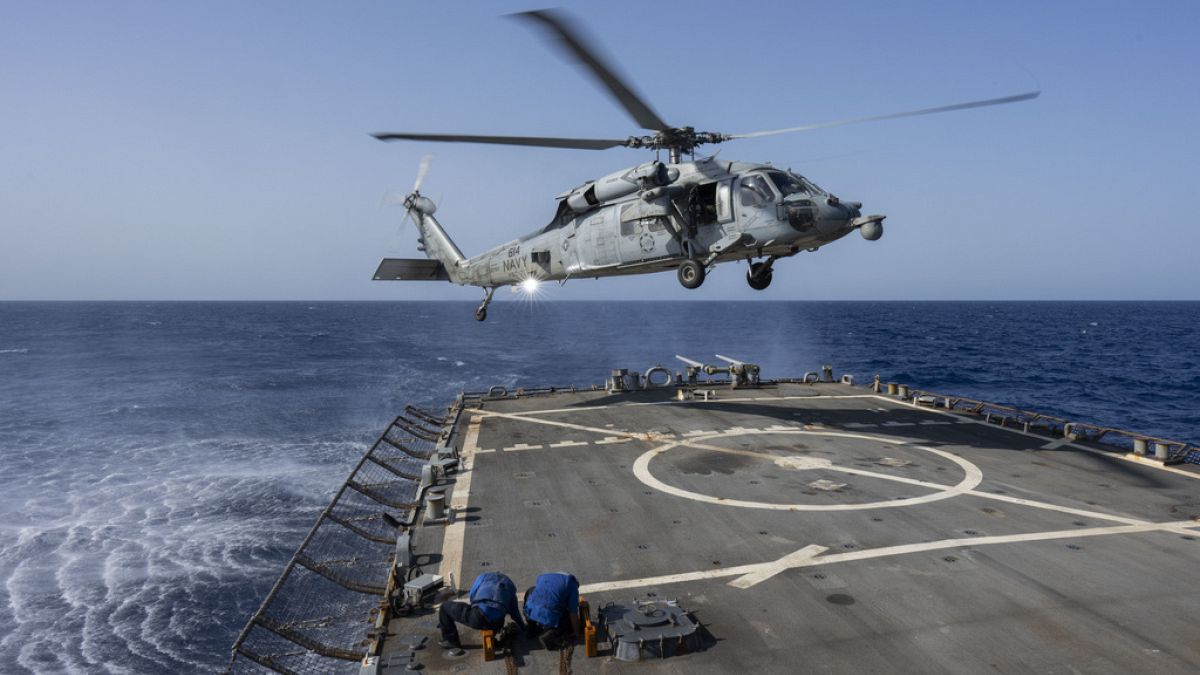 Ελικόπτερο επιστρέφει σε αμερικανικό αεροπλανοφόρο που επιχειρεί στην Ερυθρά Θάλασσα