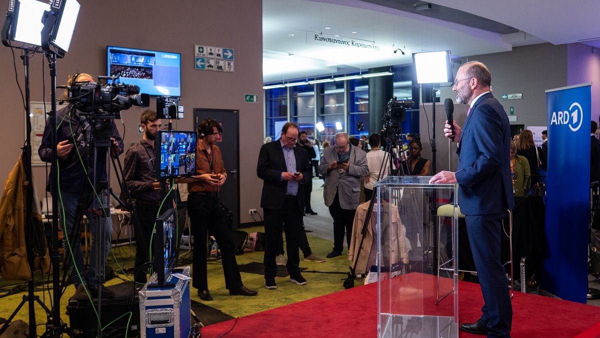 Manfred Weber, a győztes Európai Néppárt vezetője a sajtó előtt az uniós választások éjszakáján, 2024. június 9-én.