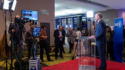 Der Vorsitzende der siegreichen Europäischen Volkspartei Manfred Weber stellt sich am Abend der EU-Wahl am 9. Juni 2024 der Presse.