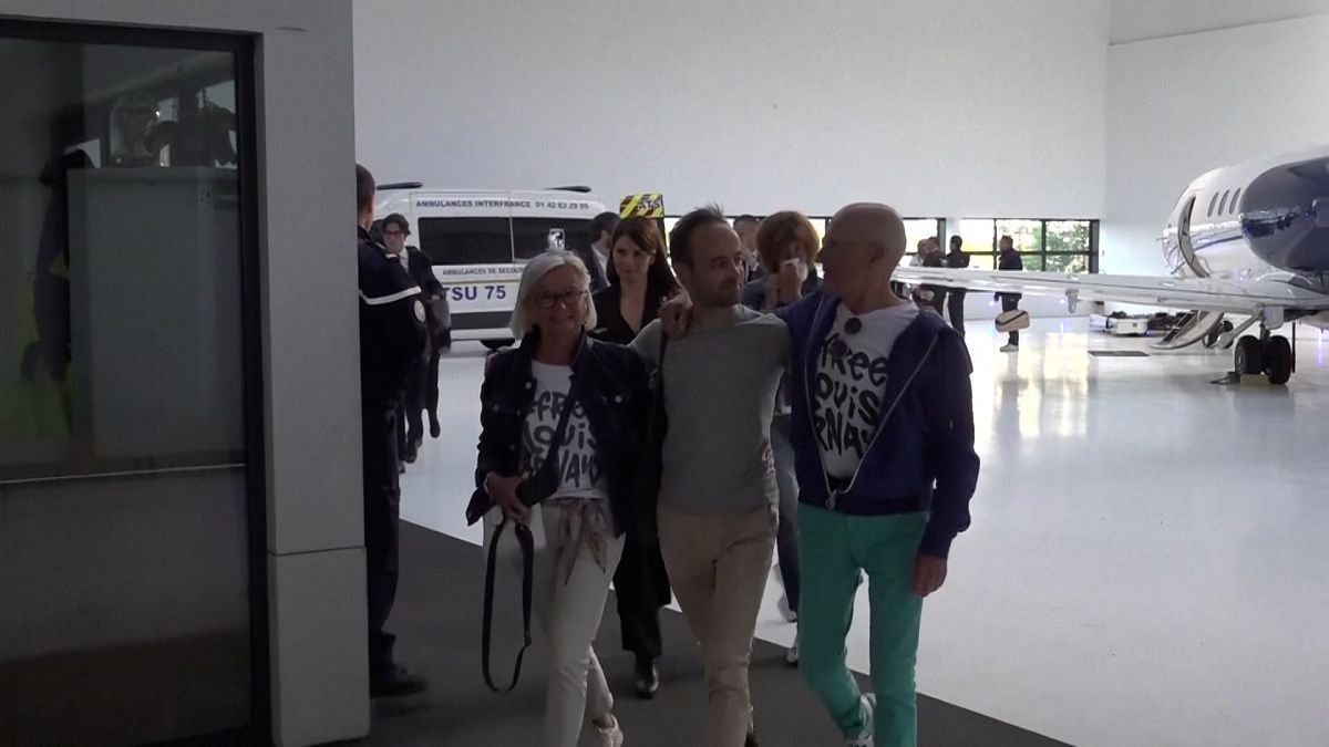 Captura de vídeo del momento en que Arnaud llega a Francia tras su liberación en Irán