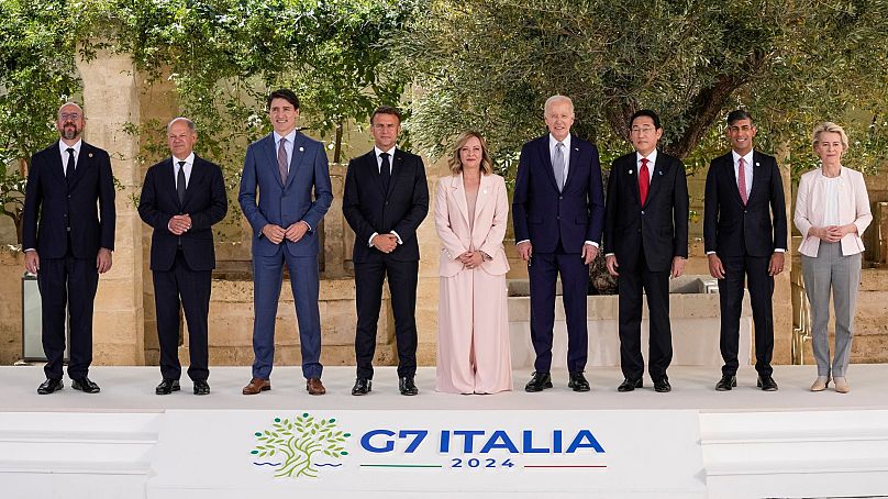از چپ: رئیس شورای اروپایی، صدراعظم آلمان، نخست‌وزیر کانادا، رئیس جمهوری فرانسه، نخست وزیر ایتالیا، رئیس جمهوری آمریکا، نخست وزیر ژاپن، نخست‌وزیر بریتانیا و رئیس کمیسیون اروپا