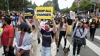 Una protesta studentesca fuori dal campus della University of California di Los Angeles per chiedere il ritiro delle accuse contro i manifestanti pro-Palestina del mese scorso