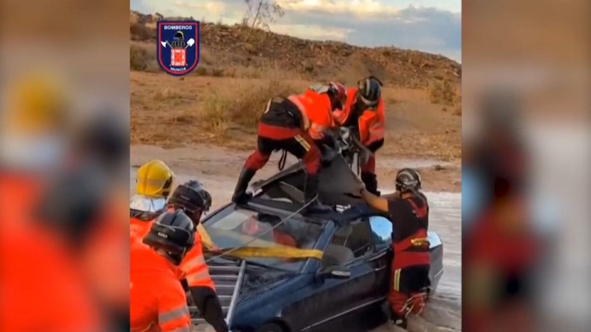 Imagen de los bomberos en el momento de rescatar a un hombre cuyo vehículo había quedado atrapado en el agua tras verse sorprendido por una riada.