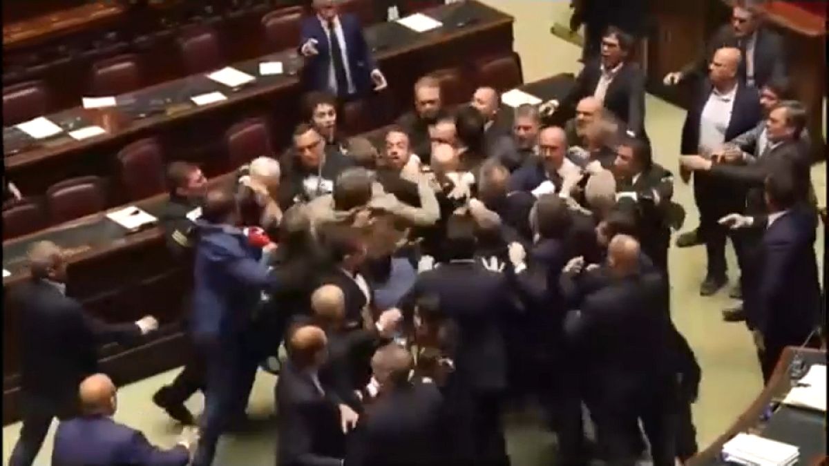İtalya Temsilciler Meclisi'nde oylama sırasında kavga çıktı