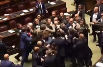 Imagen de la pelea entre diputados que tuvo lugar el miércoles 12 de junio en el Parlamento de Italia.