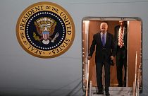 Joe Biden érkezik a Brindisi repülőtérre