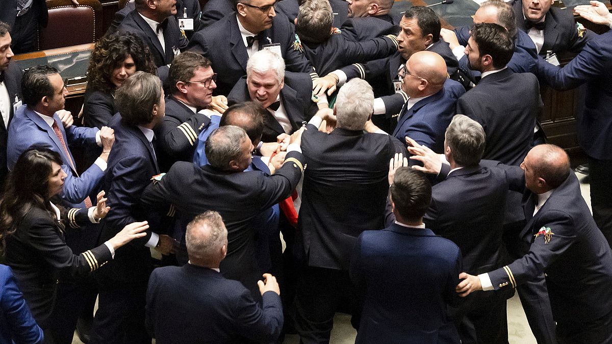 اندلاع القتال في مجلس النواب الإيطالي أثناء التصويت