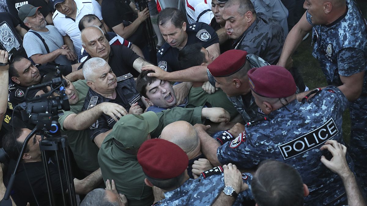 الشرطة تسد الطريق أمام المتظاهرين خلال مسيرة ضد رئيس الوزراء نيكول باشينيان في يريفان، أرمينيا.