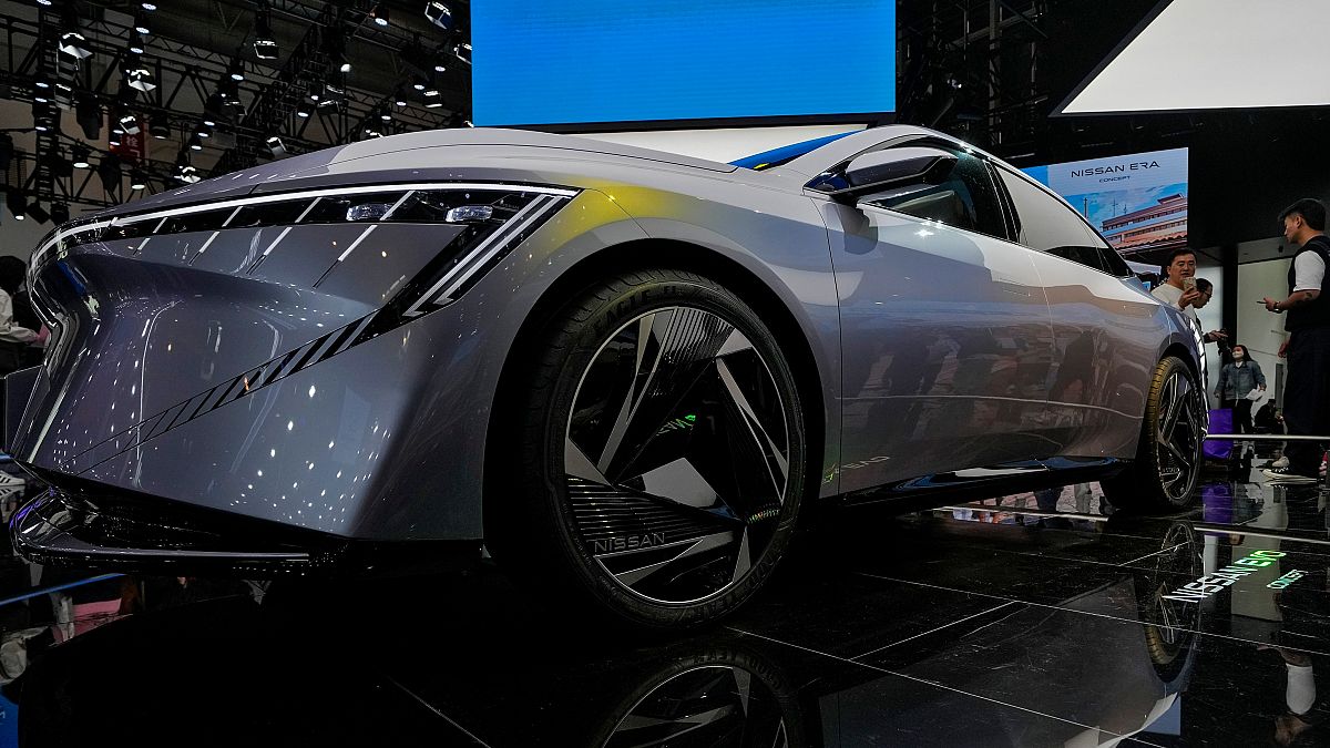 Un visitante toma una foto de un modelo de coche Nissan EVO Concept expuesto durante la feria Auto China 2024 en Pekín, el domingo 28 de abril de 2024. 