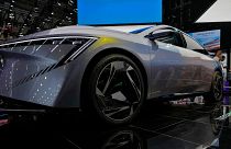 Un visitante toma una foto de un modelo de coche Nissan EVO Concept expuesto durante la feria Auto China 2024 en Pekín, el domingo 28 de abril de 2024. 