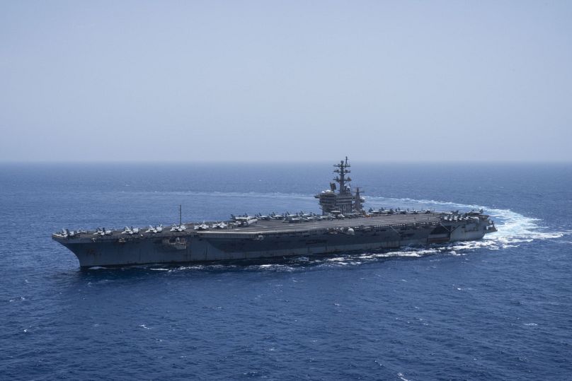 USS Dwight D. Eisenhower repülőgép-hordozó a Vörös-tengeren