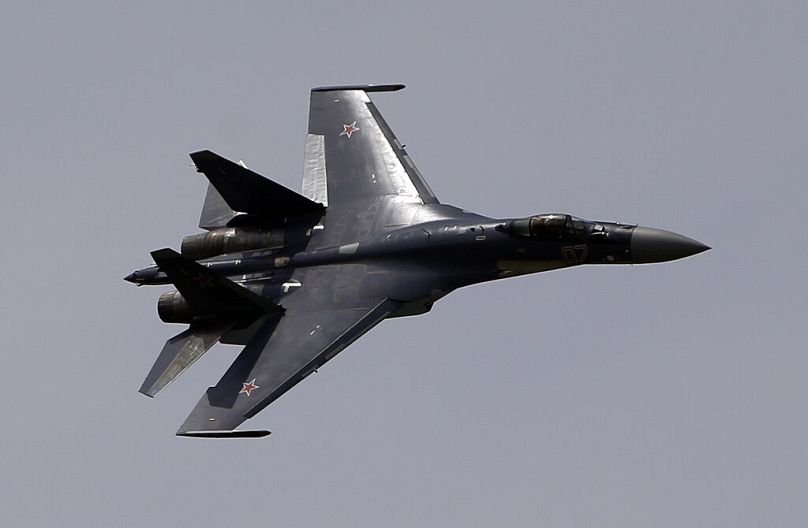 جنگنده‌های سوخو-۳۵ روسیه می‌توانند در نبرد هوایی مستقیم بر میراژهای ۲۰۰۰ غلبه کنند