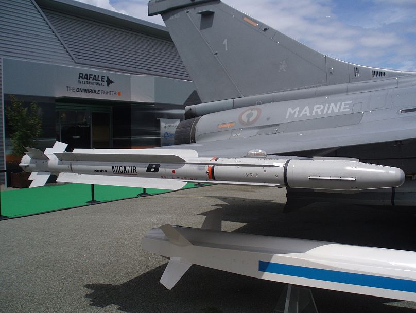 موشک میکا نصب‌شده بر روی یک جنگنده رافال