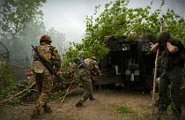 سربازان ارتش اوکراین در حال فعال کردن یک سامانه توپخانه‌ای 