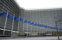 Foto de archivo: Banderas de la Unión Europea ondean al viento frente a la sede de la UE en Bruselas, el viernes 5 de abril de 2024.