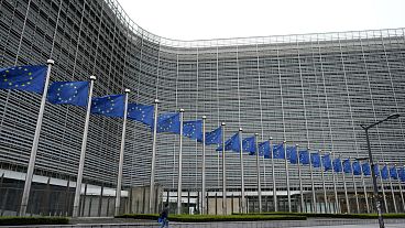 Foto de archivo: Banderas de la Unión Europea ondean al viento frente a la sede de la UE en Bruselas, el viernes 5 de abril de 2024.